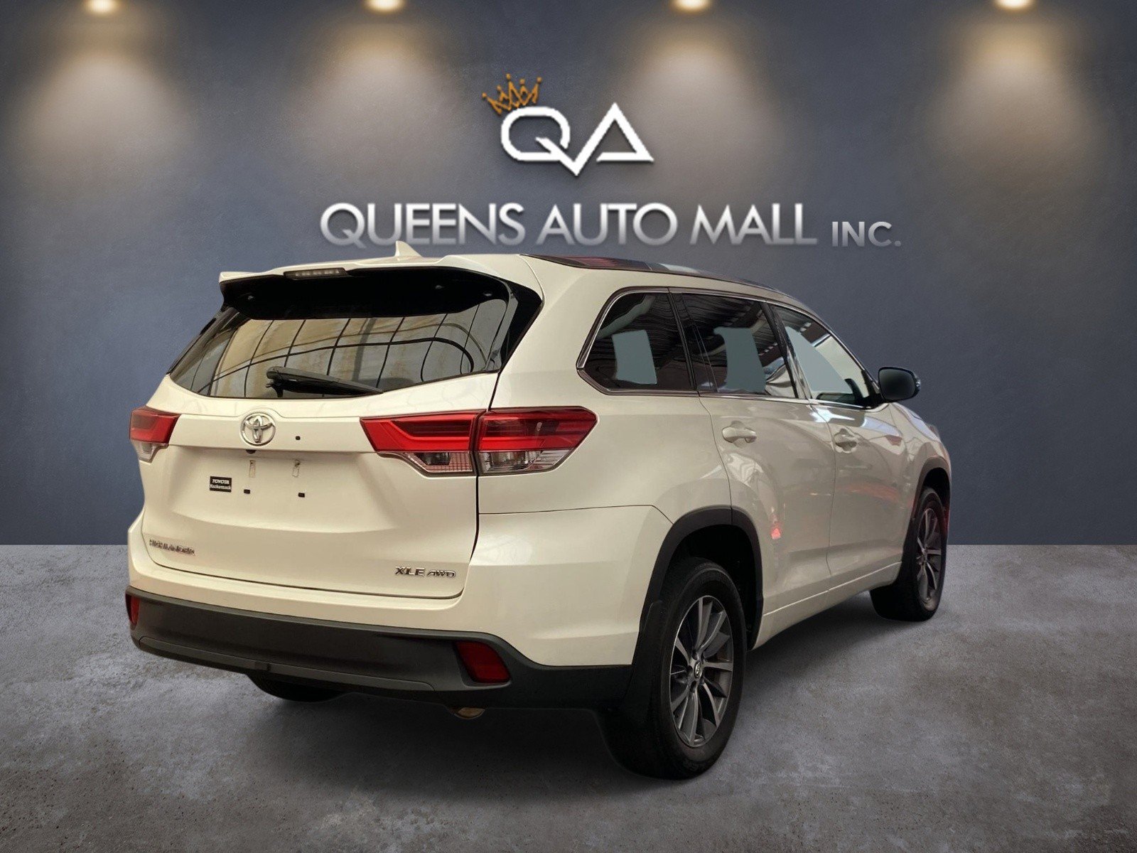 Used 2017 Toyota Highlander XLE AWD/4WD image 6