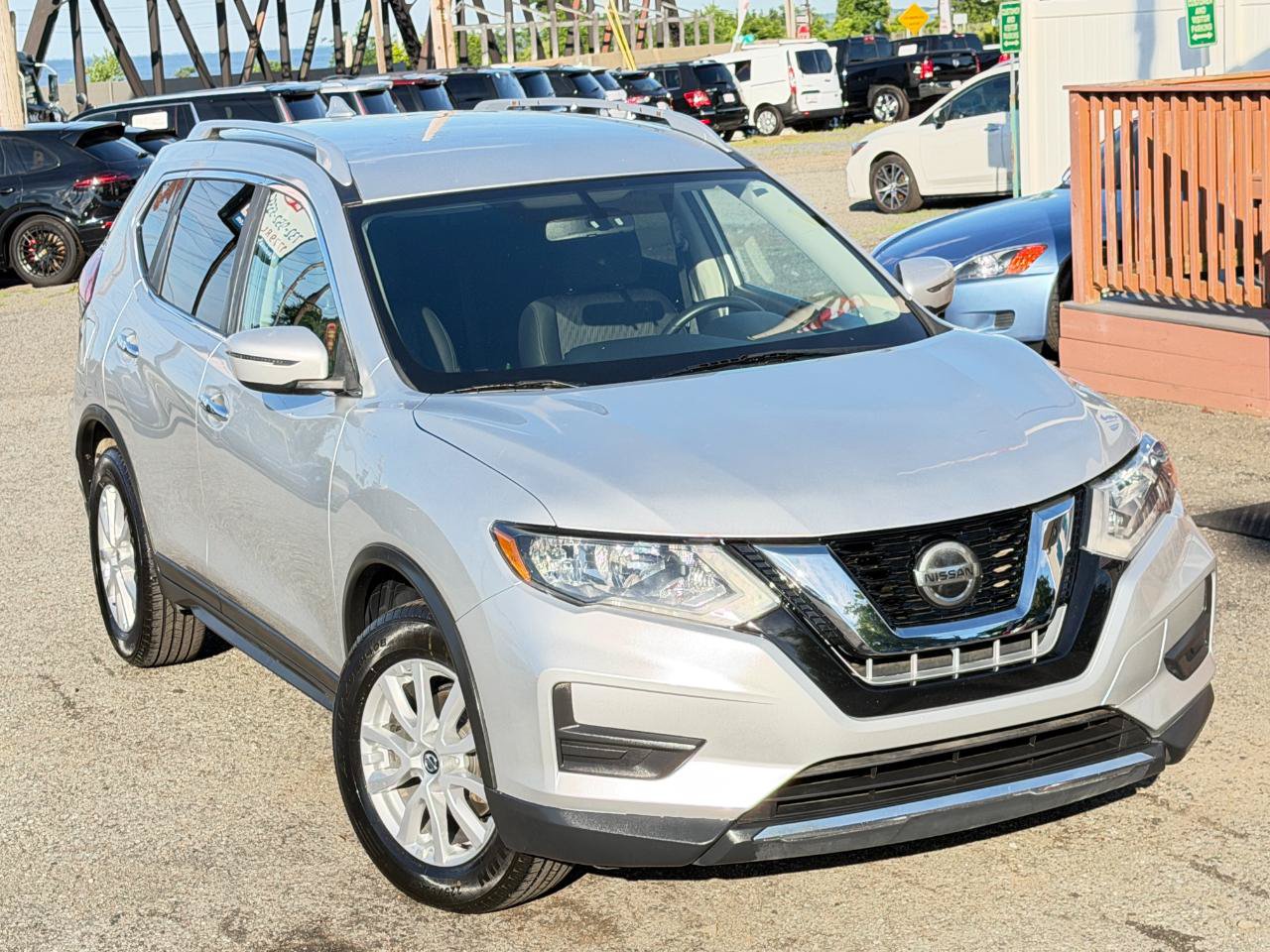 Used 2018 Nissan Rogue SV AWD/4WD image 2