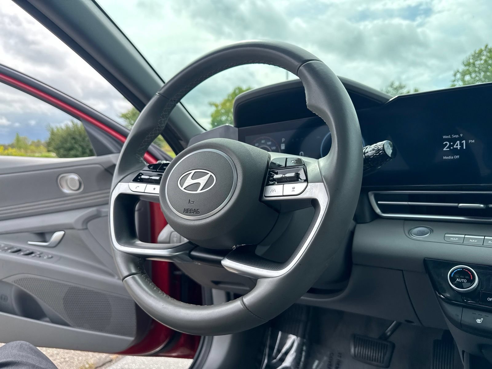 Used 2024 Hyundai Elantra SEL w/ Convenience Package FWD image 17