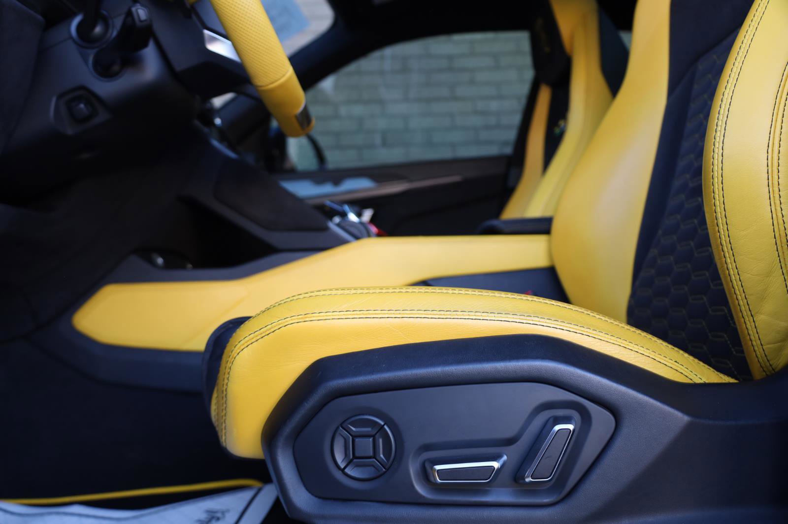 Used 2021 Lamborghini Urus AWD/4WD image 23