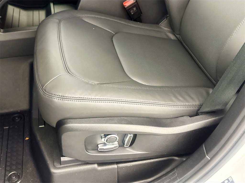 New 2026 Land Rover Defender 130 X-Dynamic SE image 18