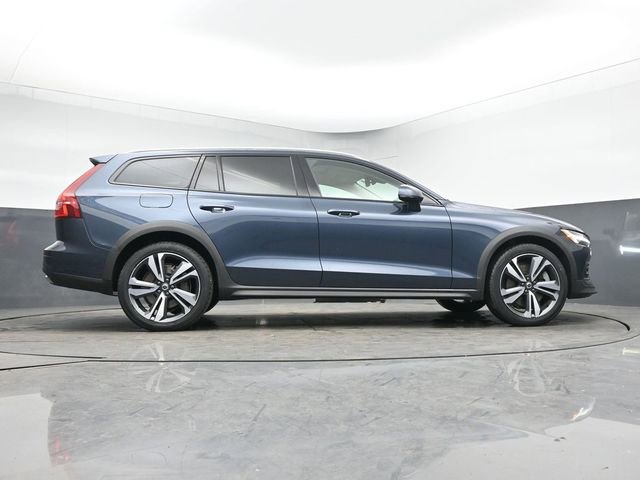Used 2023 Volvo V60 B5 Cross Country Plus image 42