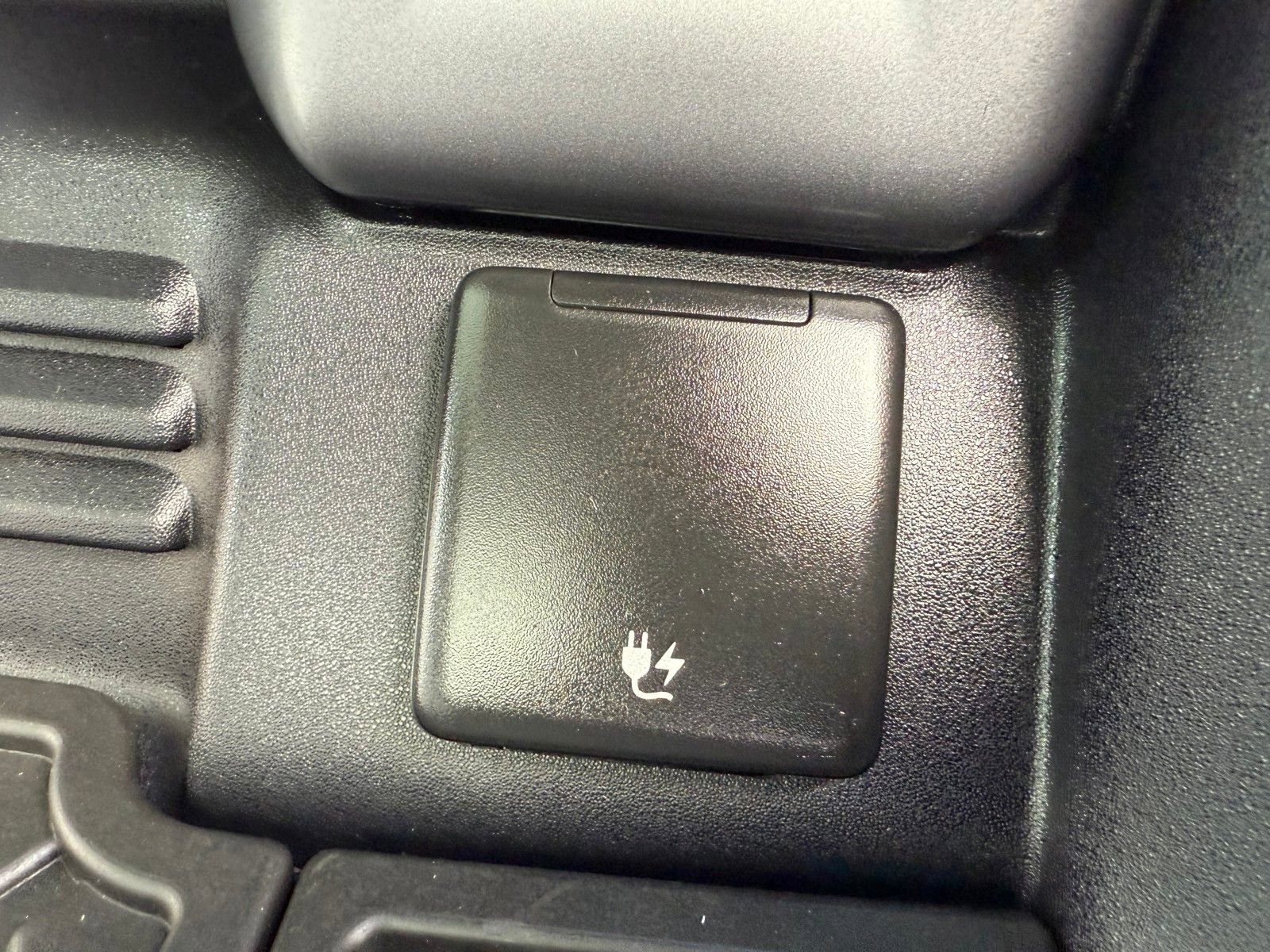 Used 2023 Land Rover Defender 90 X image 25