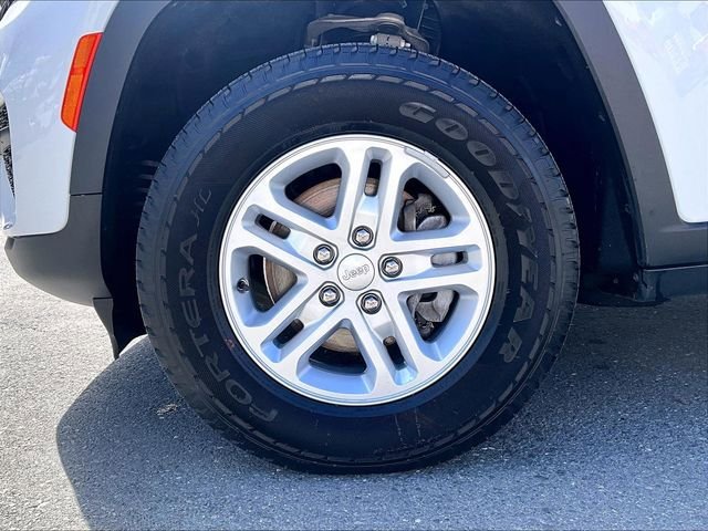 Used 2022 Jeep Grand Cherokee Laredo w/ Luxury Tech Group I AWD/4WD image 9