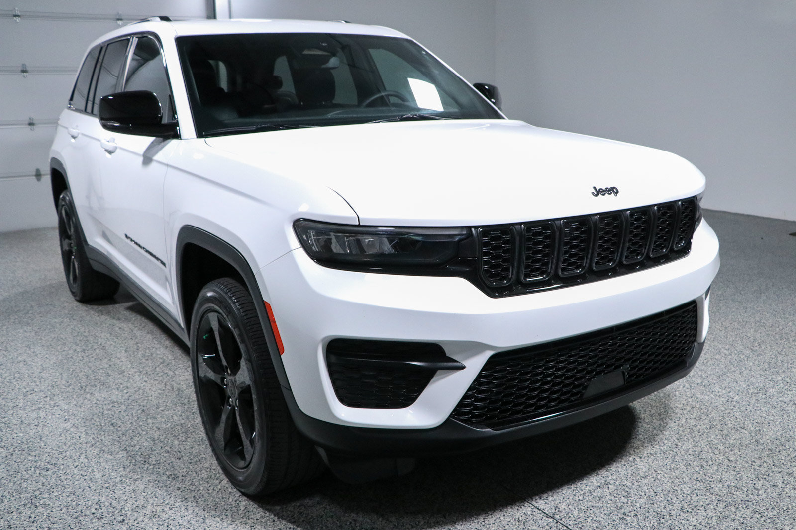 Used 2023 Jeep Grand Cherokee Altitude AWD/4WD image 5