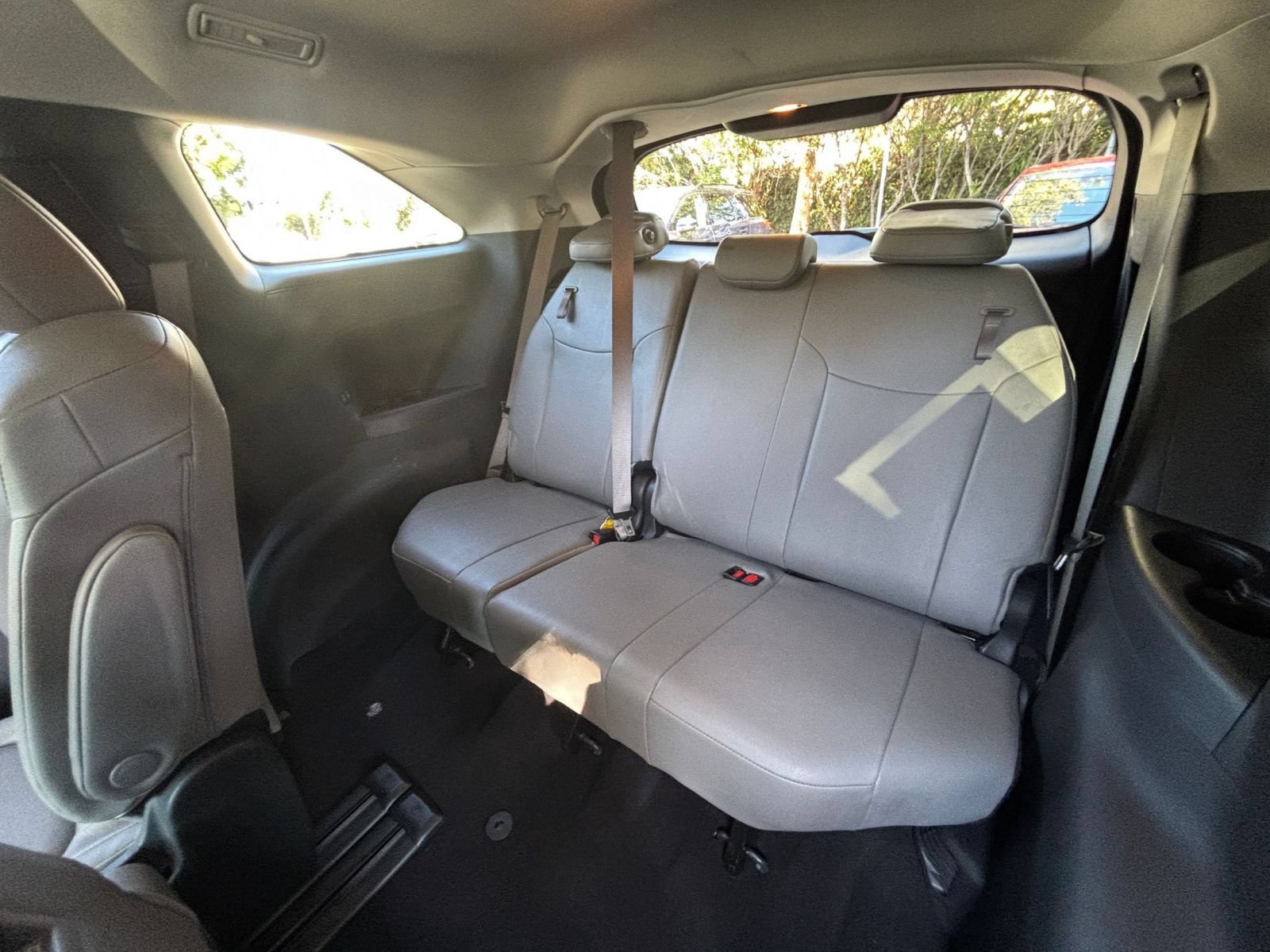 Used 2025 Toyota Sienna XLE FWD image 30