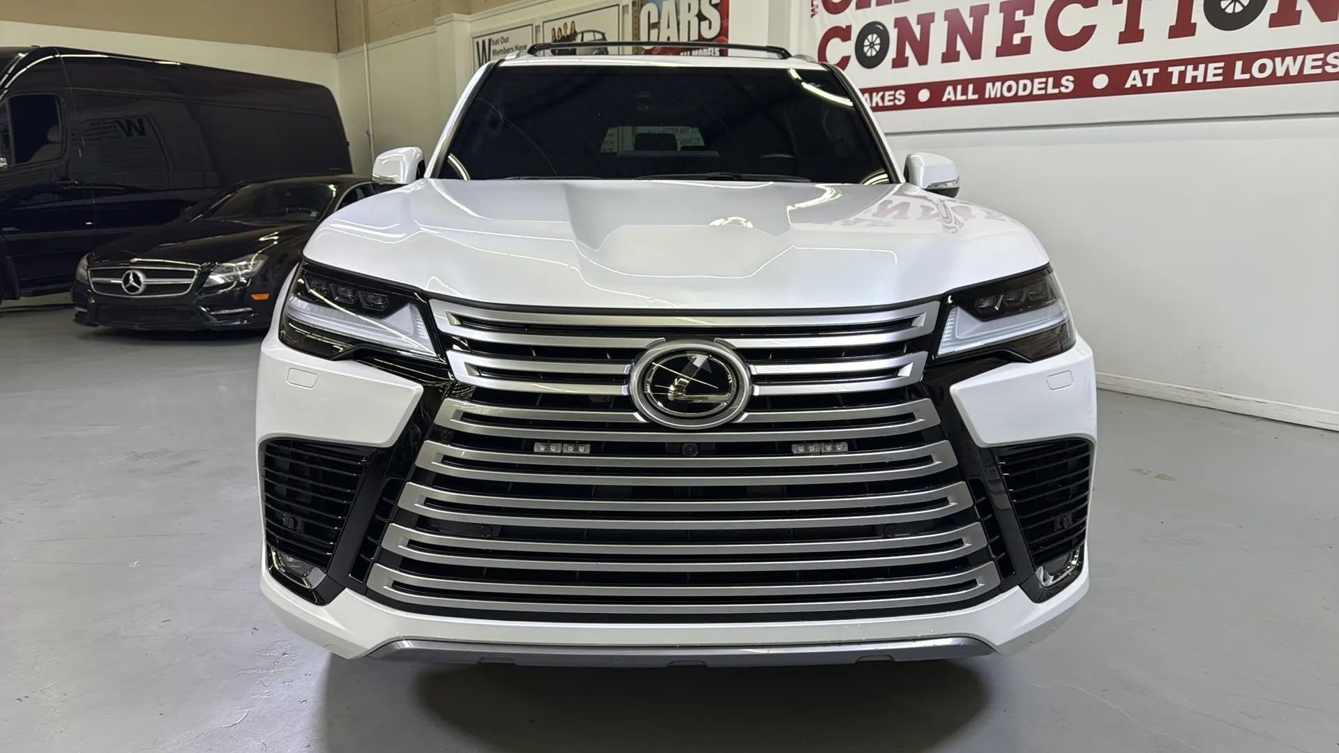 Used 2022 Lexus LX 600 4WD w/ Premium Package image 3