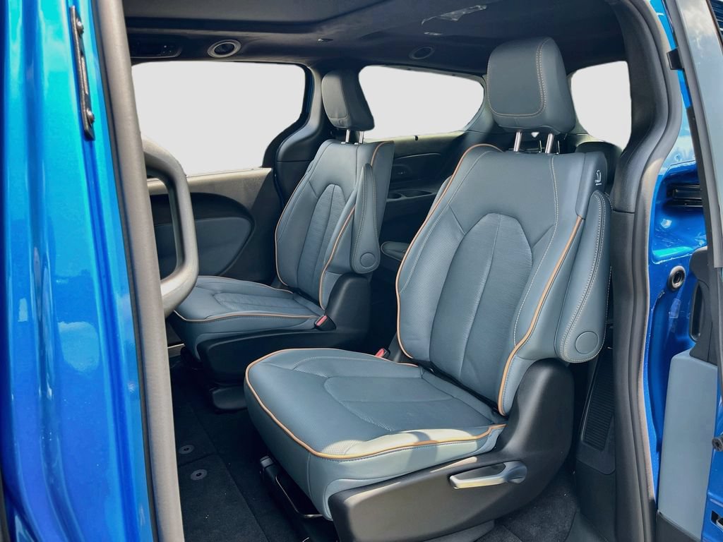 New 2027 Chrysler Pacifica Pinnacle w/ Theater Group FWD image 23
