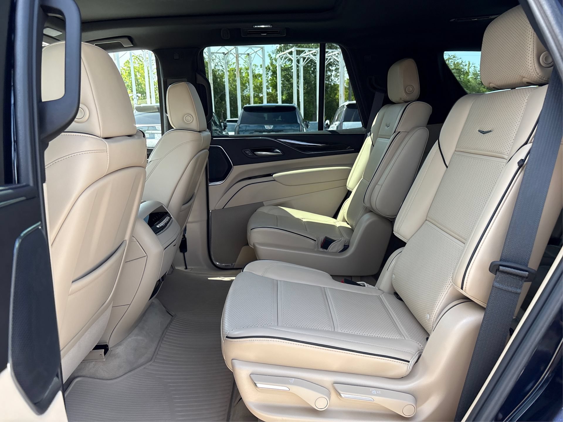 Certified 2024 Cadillac Escalade Premium Luxury AWD/4WD image 11