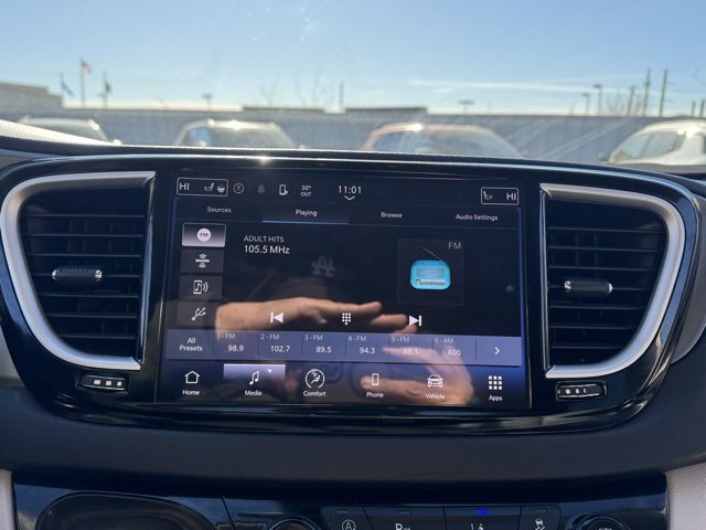 Used 2024 Chrysler Pacifica Touring-L image 16