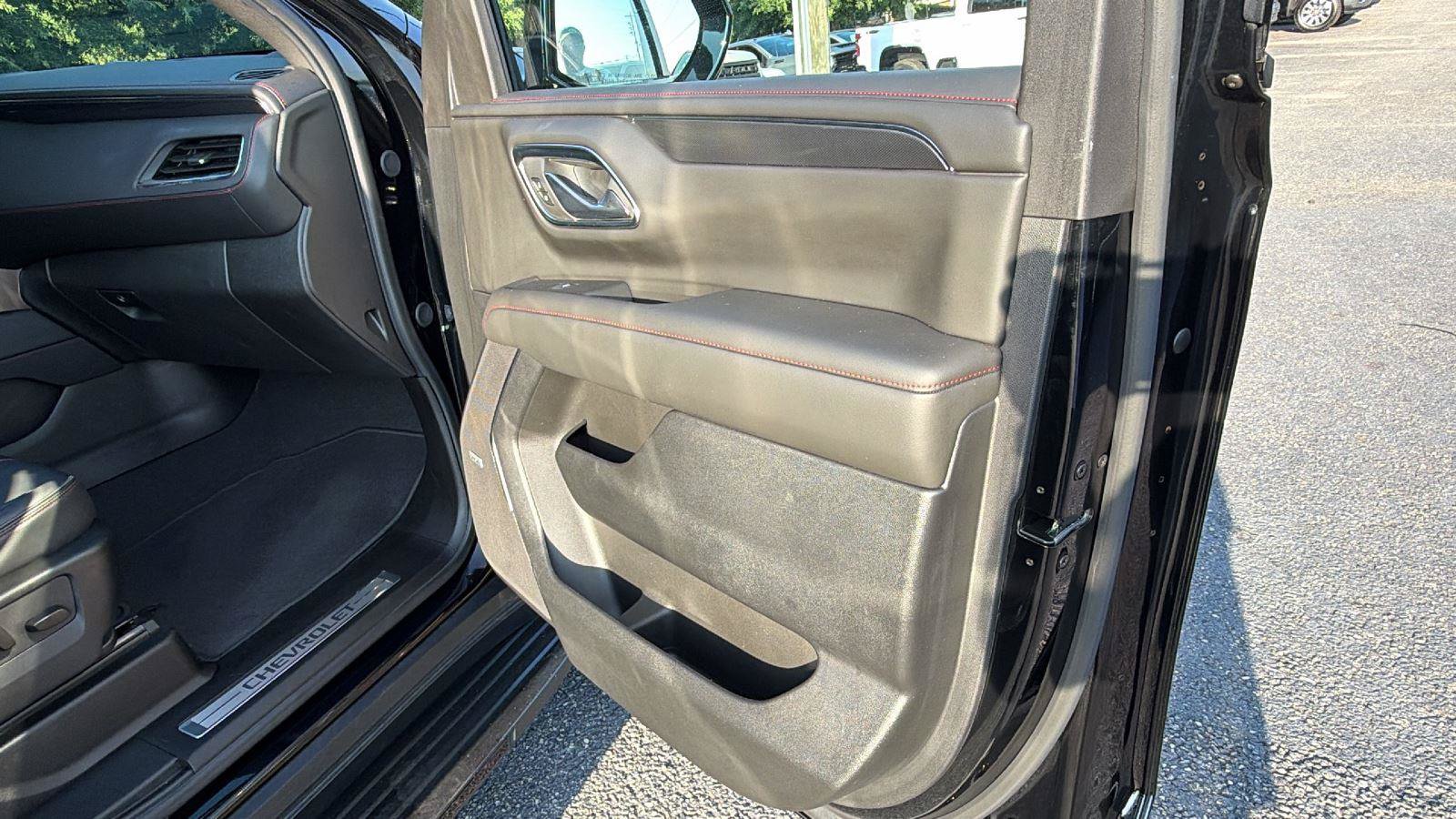 Used 2024 Chevrolet Suburban RST w/ Luxury Package AWD/4WD image 18