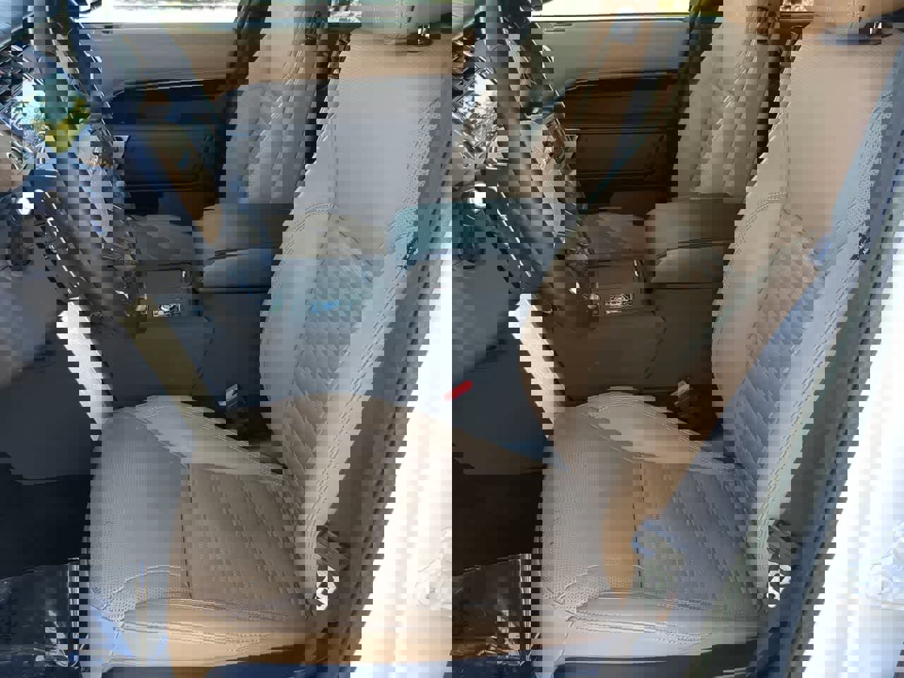 Used 2023 Land Rover Discovery HSE R-Dynamic image 17