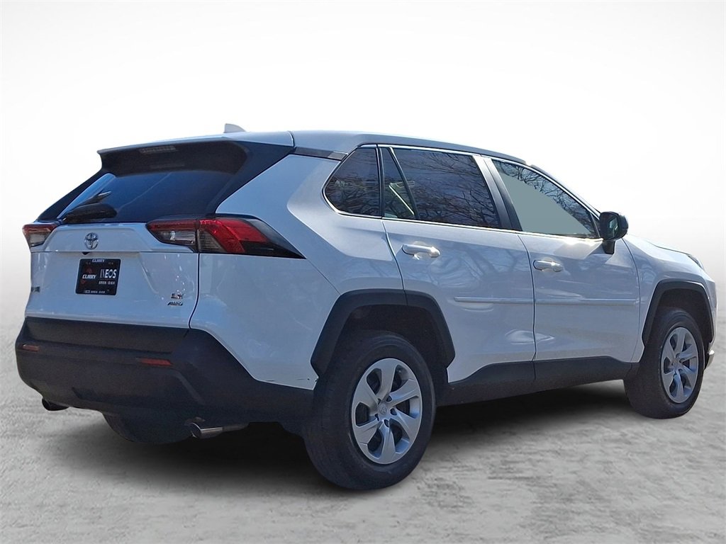 Used 2022 Toyota RAV4 LE image 4