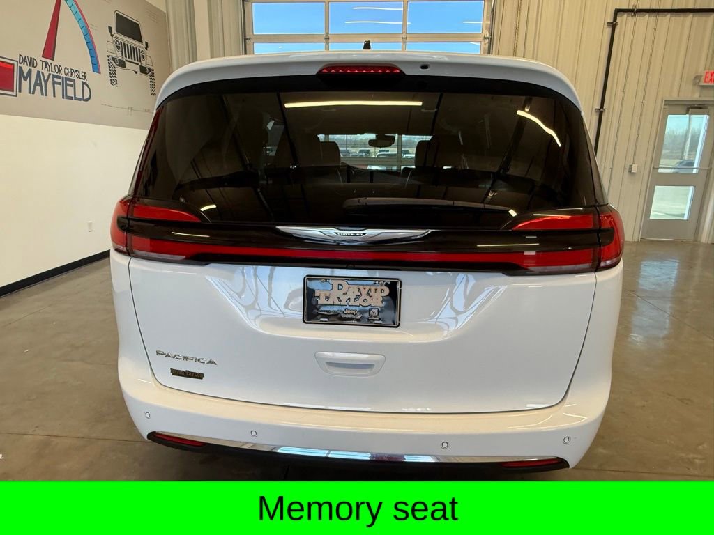 Used 2024 Chrysler Pacifica Touring-L image 7