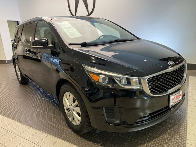 Used 2017 Kia Sedona LX w/ LX Essentials Premium Package image 2