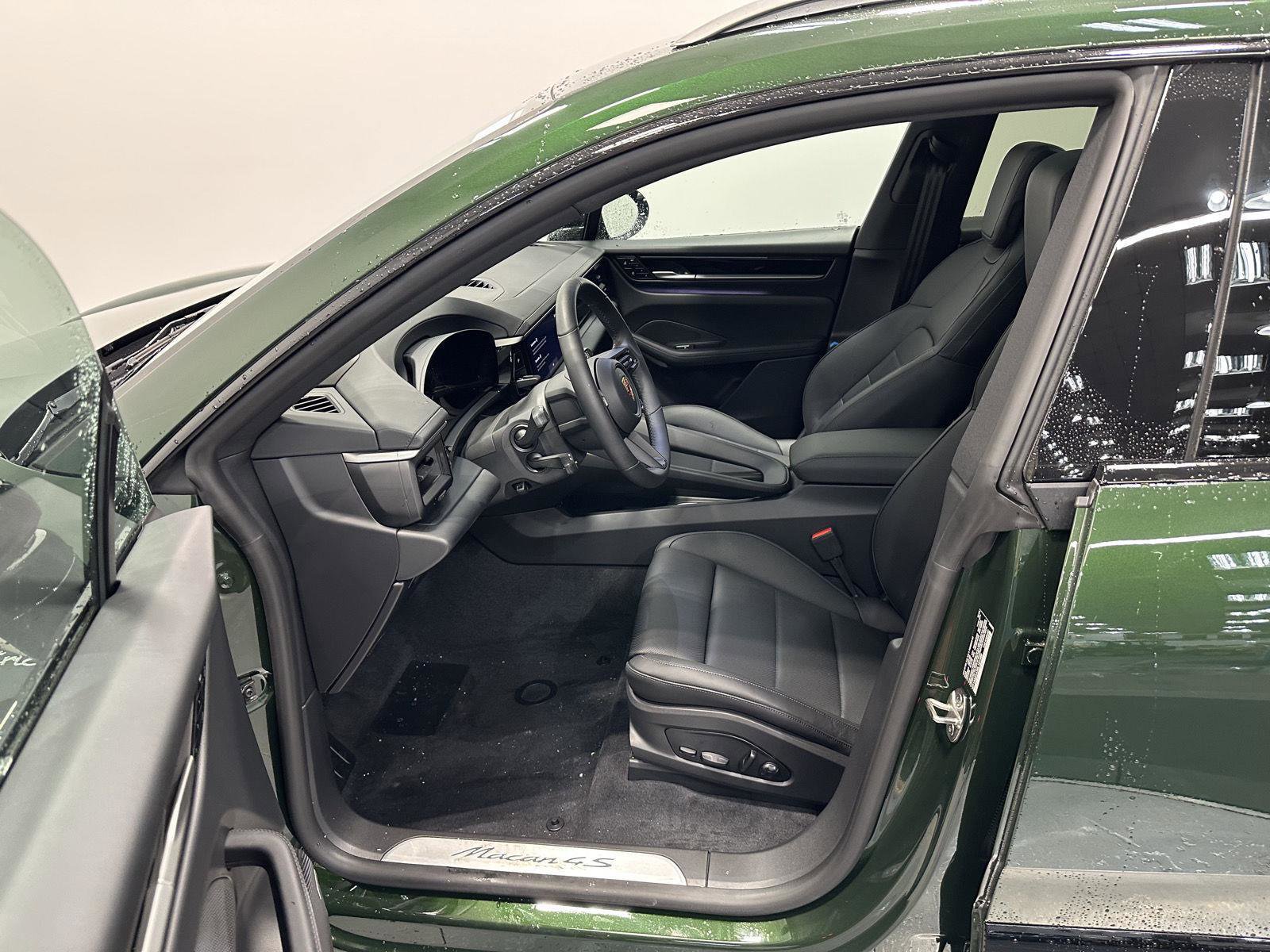 New 2025 Porsche Macan 4S Electric AWD/4WD image 17