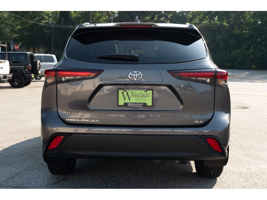Used 2025 Toyota Highlander XLE FWD image 7