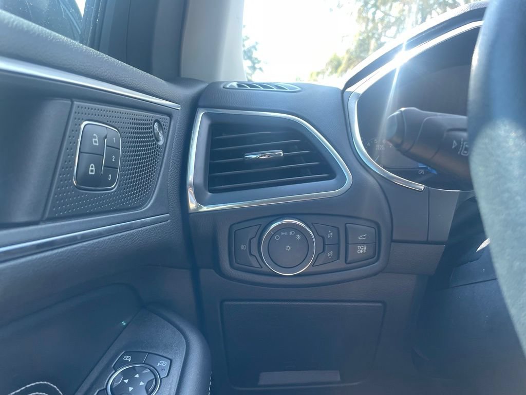 Used 2021 Ford Edge Titanium AWD/4WD image 12