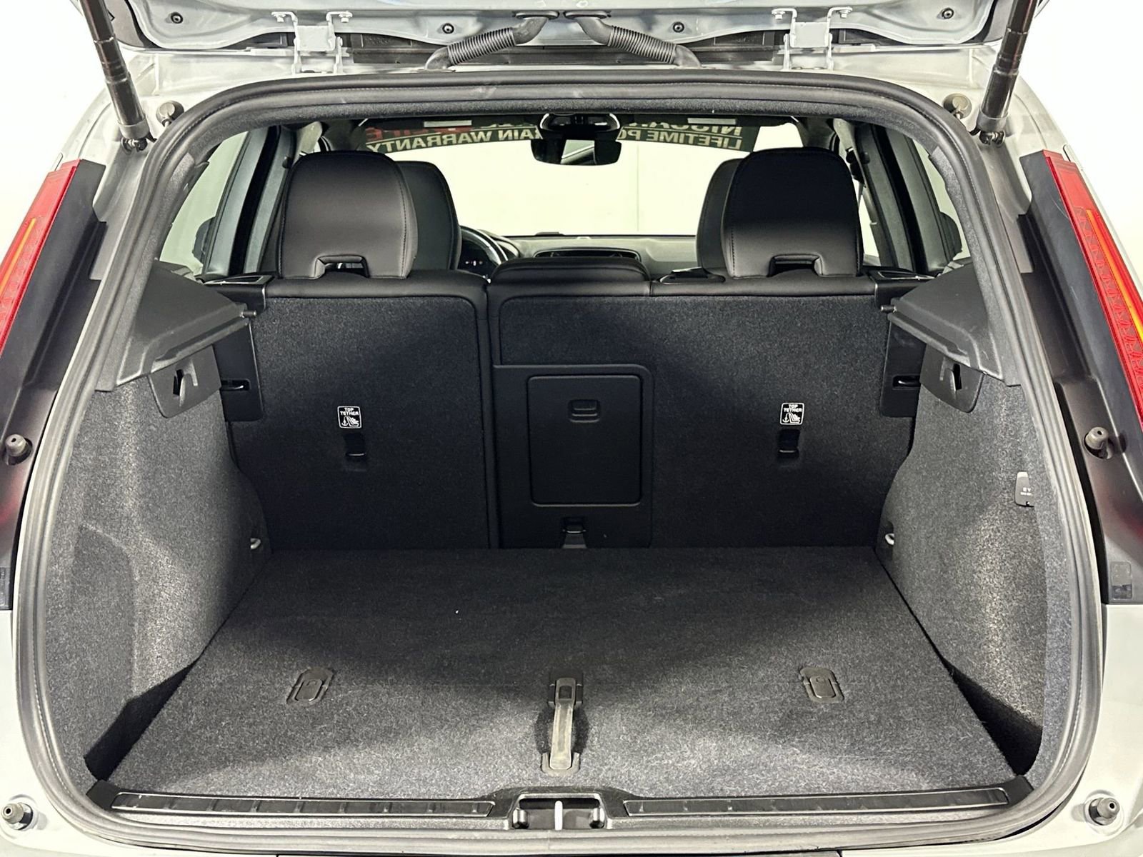 Used 2024 Volvo XC40 B5 Plus image 25