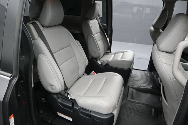 Used 2019 Toyota Sienna Limited FWD image 15