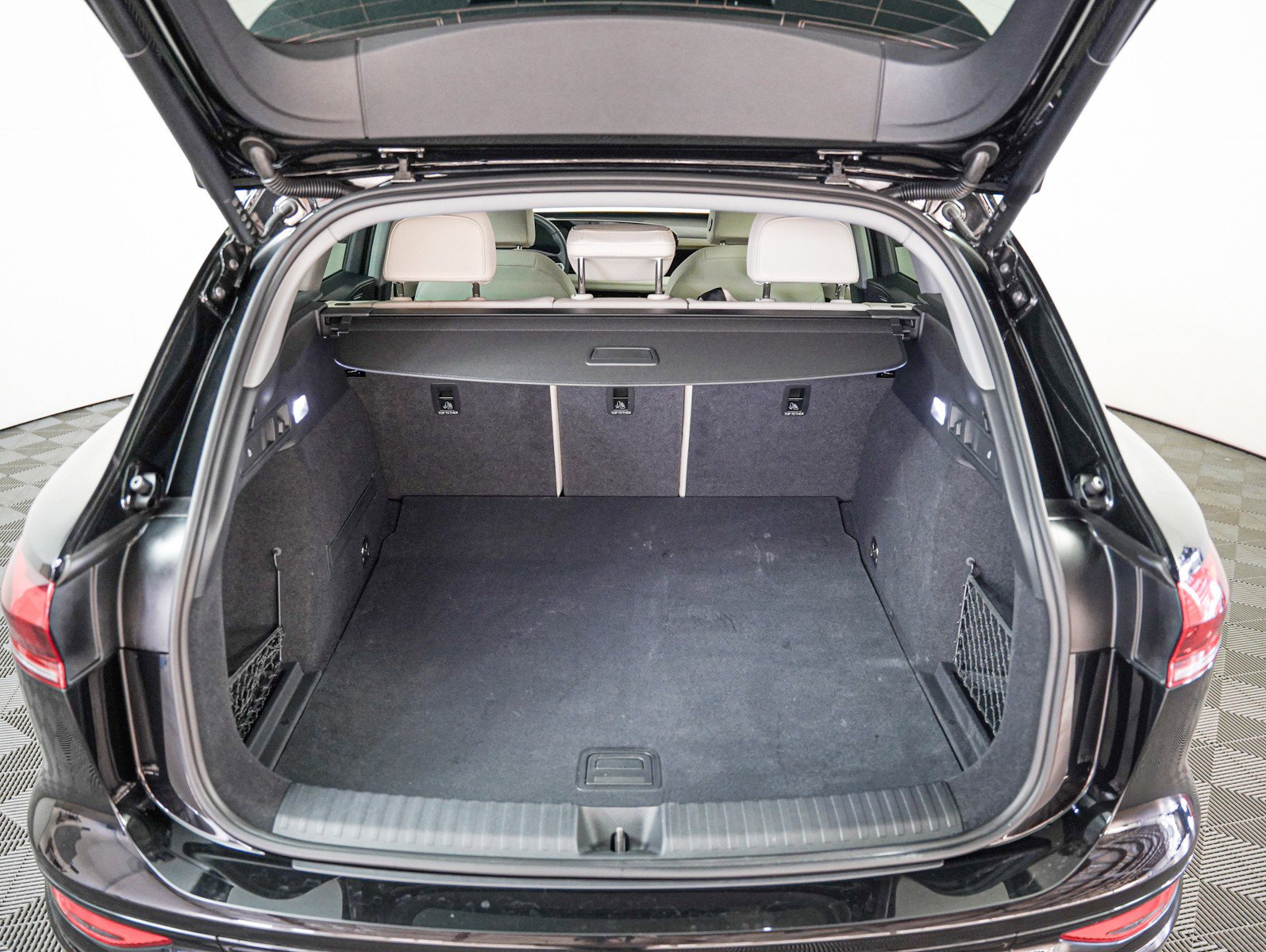 Certified 2025 Audi Q6 e-tron Premium w/ Convenience Package image 8