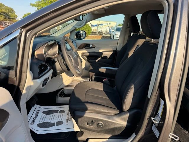 Used 2017 Chrysler Pacifica Touring FWD image 14