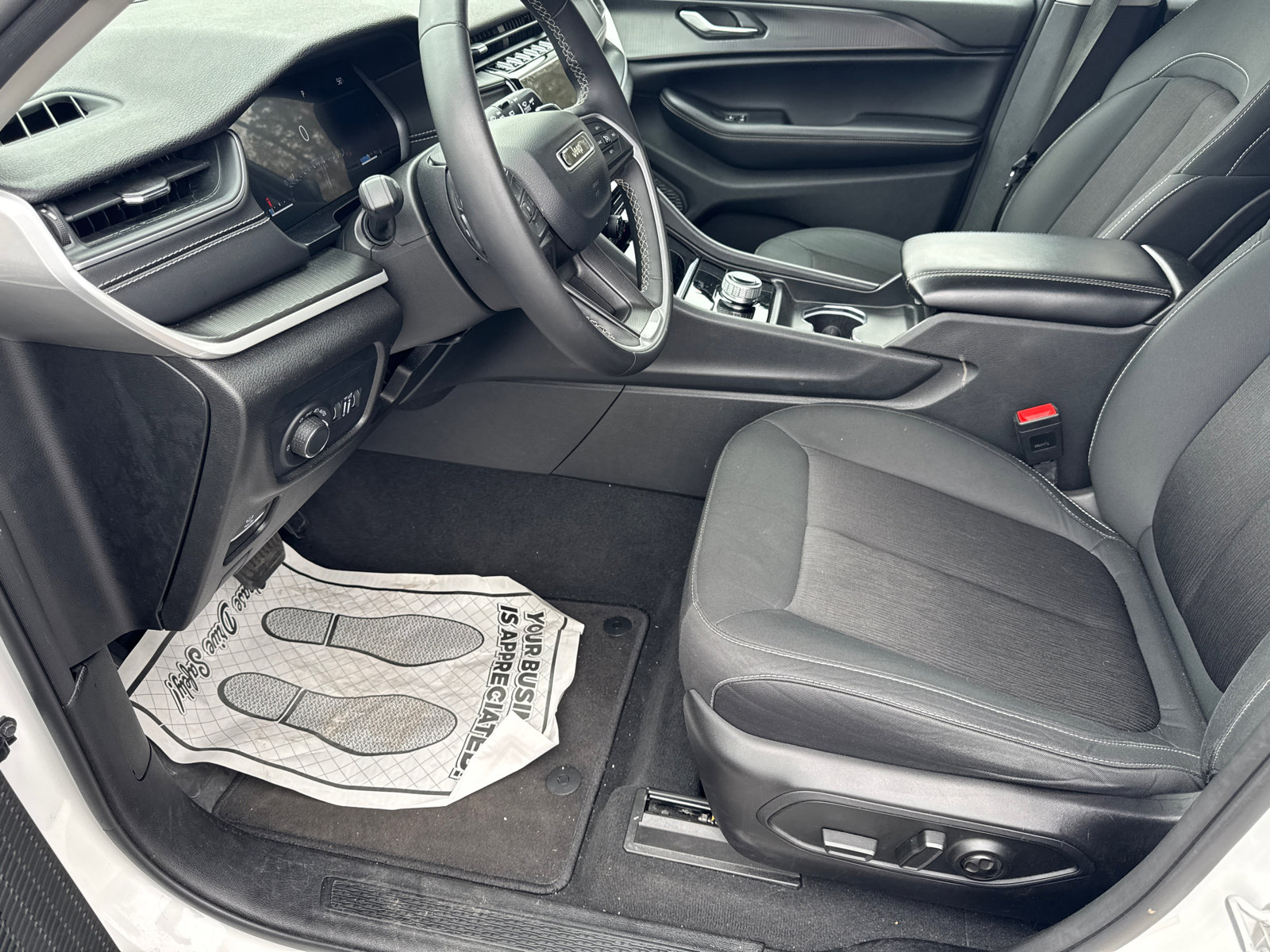 Used 2024 Jeep Grand Cherokee Laredo image 9