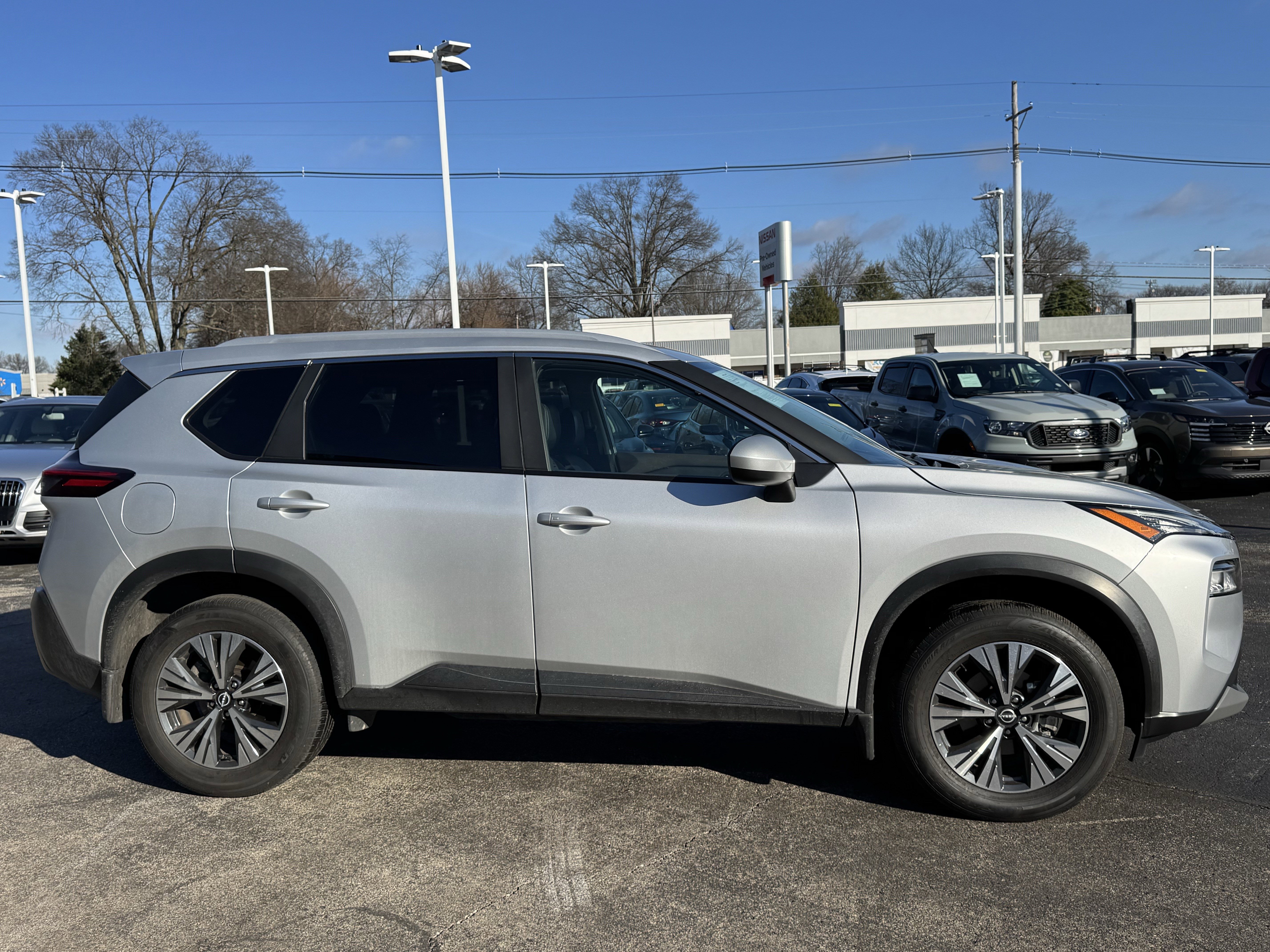 Used 2023 Nissan Rogue SV w/ SV Premium B Package image 2