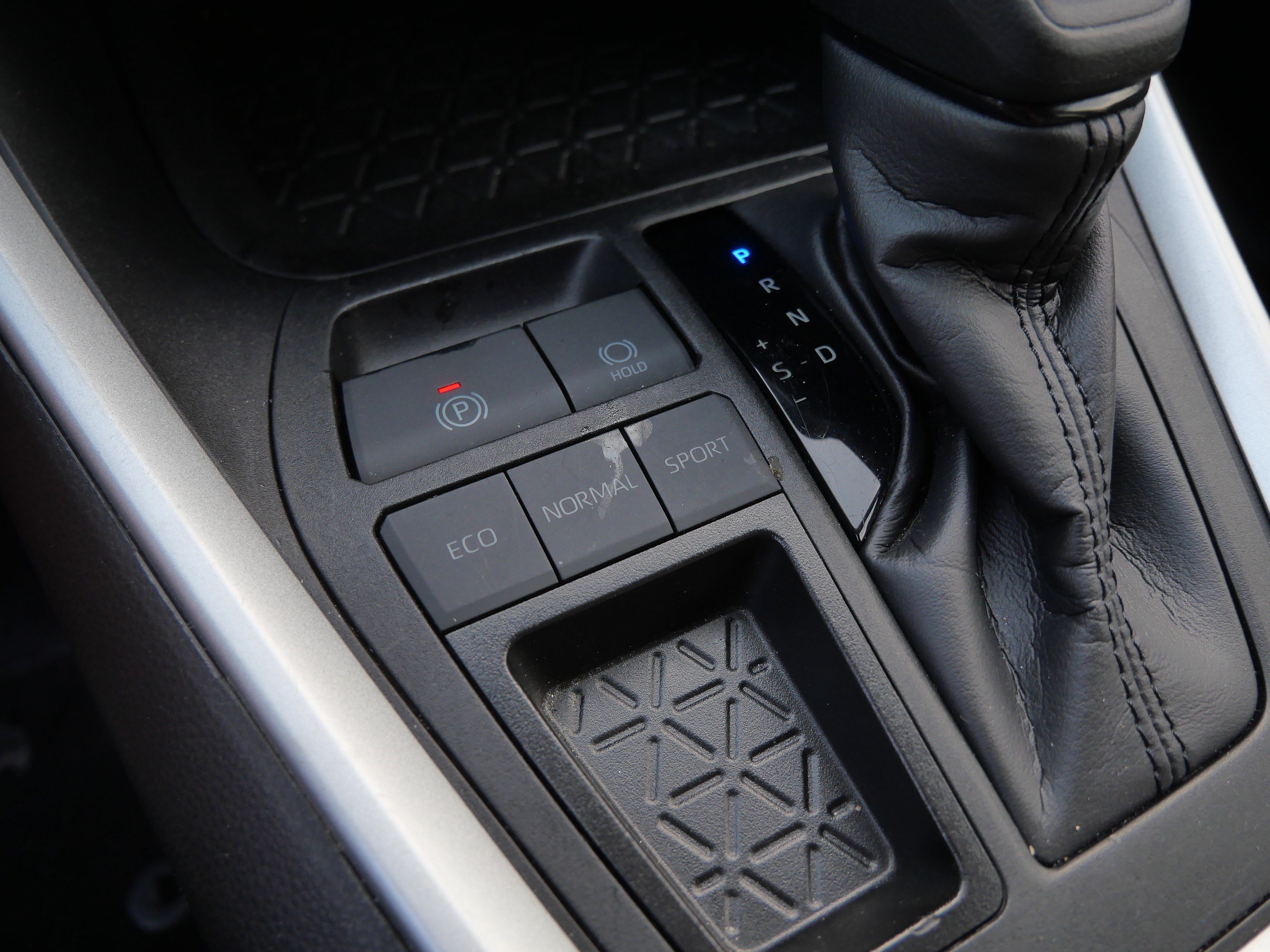 Certified 2024 Toyota RAV4 XLE FWD image 32