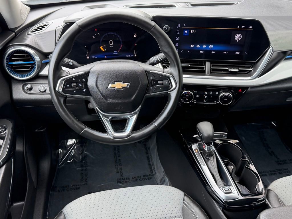 Used 2025 Chevrolet Trax LT w/ LT Convenience Package FWD image 16