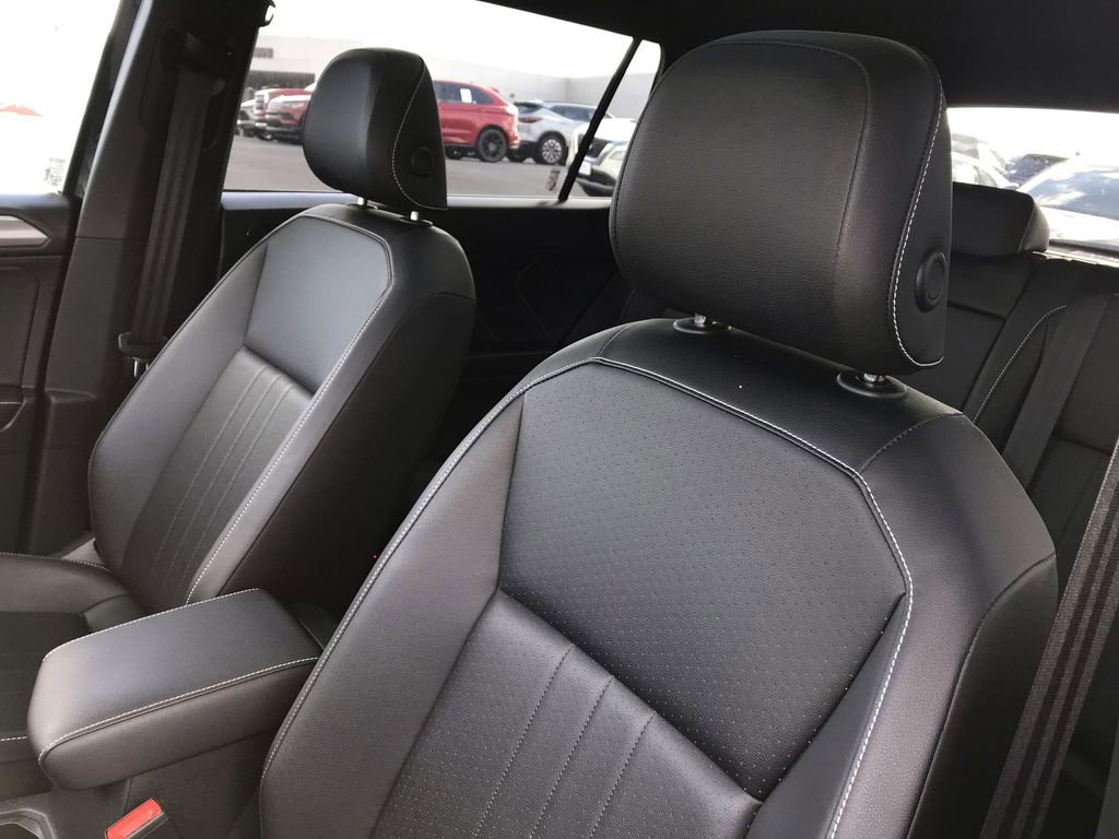 Used 2023 Volkswagen Tiguan SE R-Line image 11