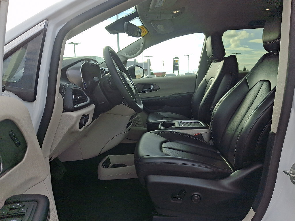 Used 2023 Chrysler Pacifica Touring-L FWD image 13