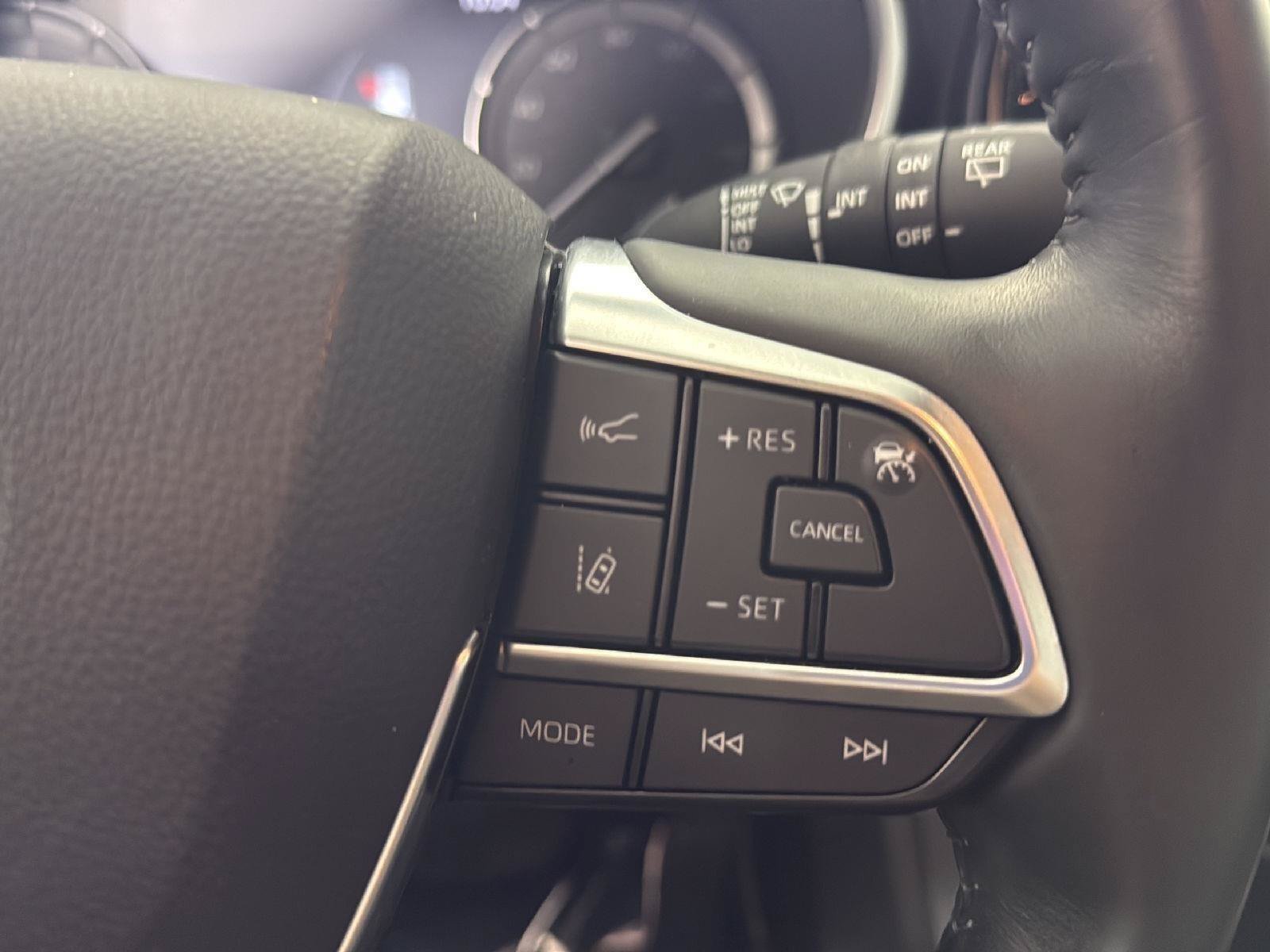 Used 2021 Toyota Highlander XLE AWD/4WD image 9