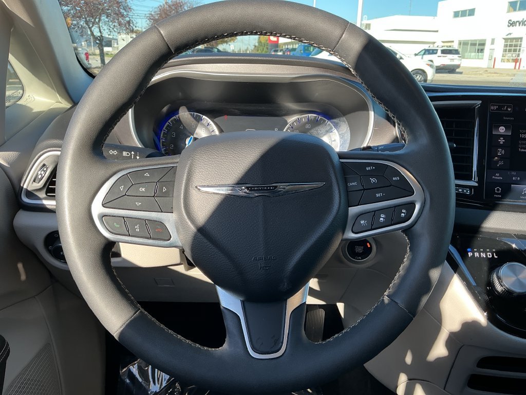 Used 2024 Chrysler Pacifica Touring-L FWD image 14