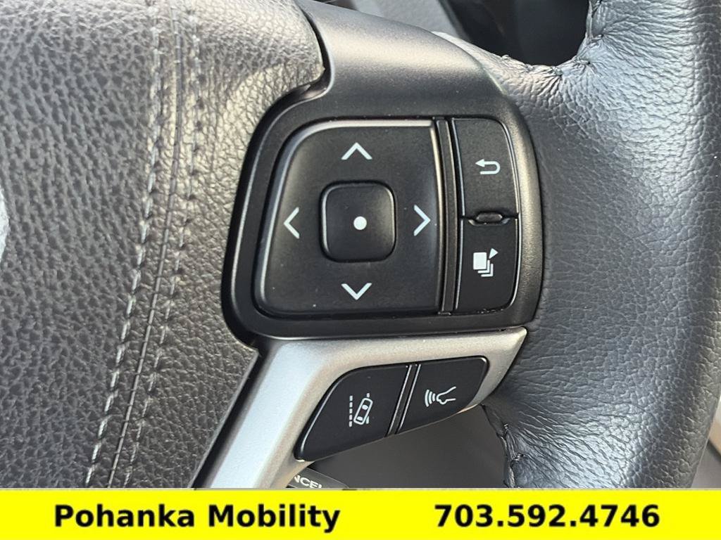Used 2020 Toyota Sienna XLE w/ XLE Navigation Package FWD image 18