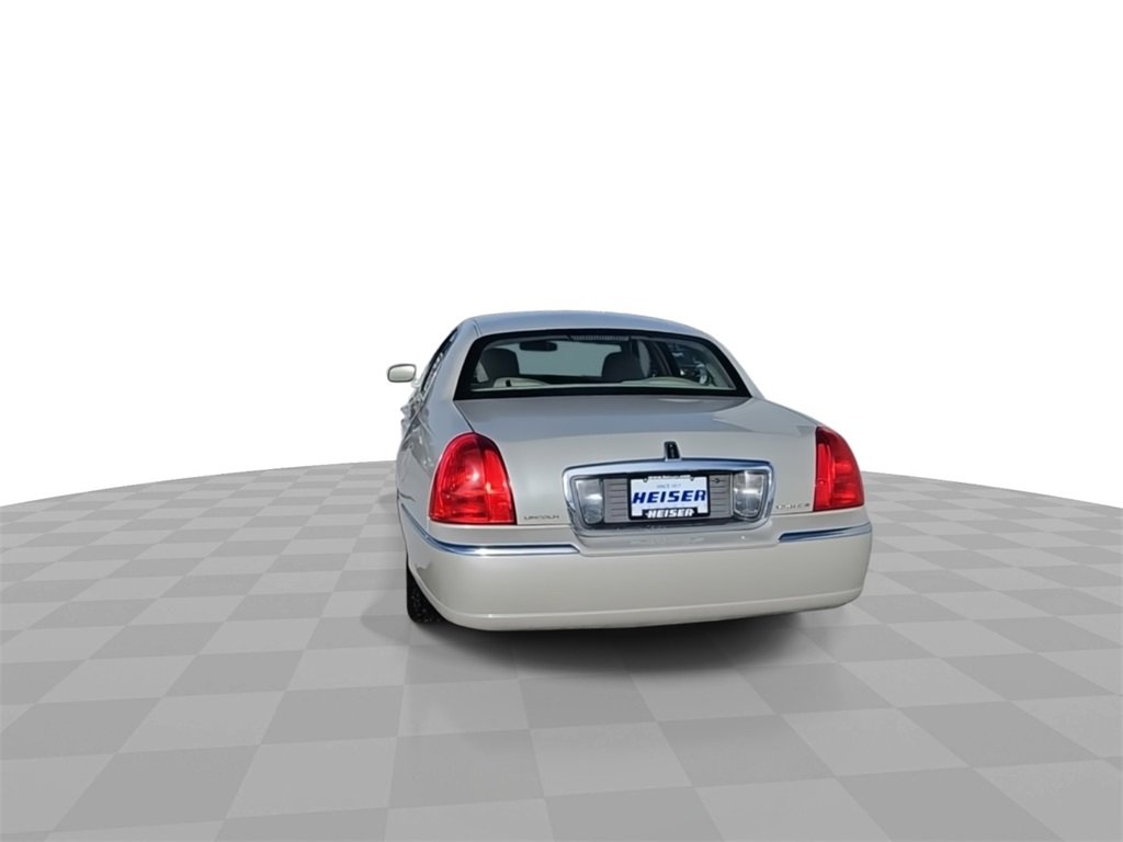 Used 2006 Lincoln Town Car Signature image 7