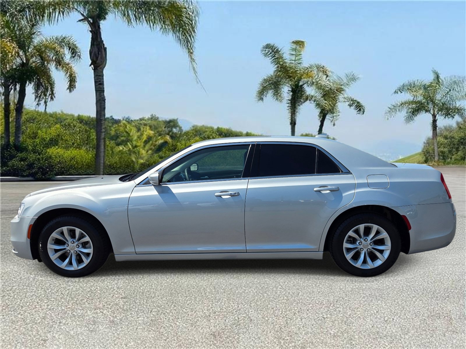 Used 2023 Chrysler 300 Touring RWD image 2