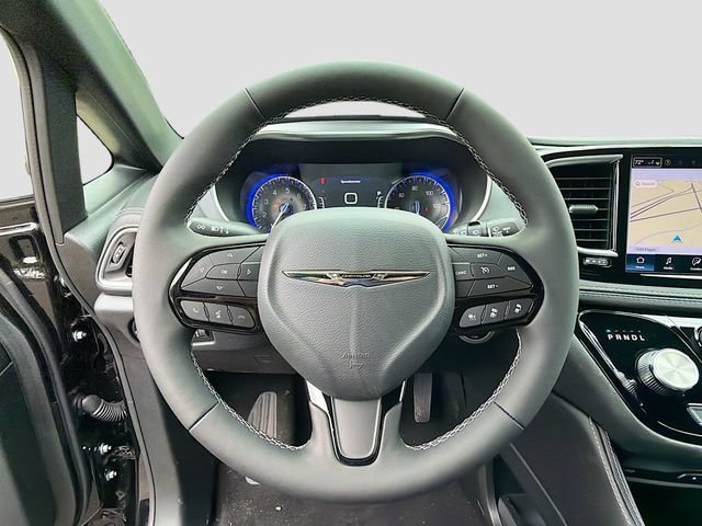New 2026 Chrysler Pacifica Limited w/ Uconnect Theater Family Group FWD image 9