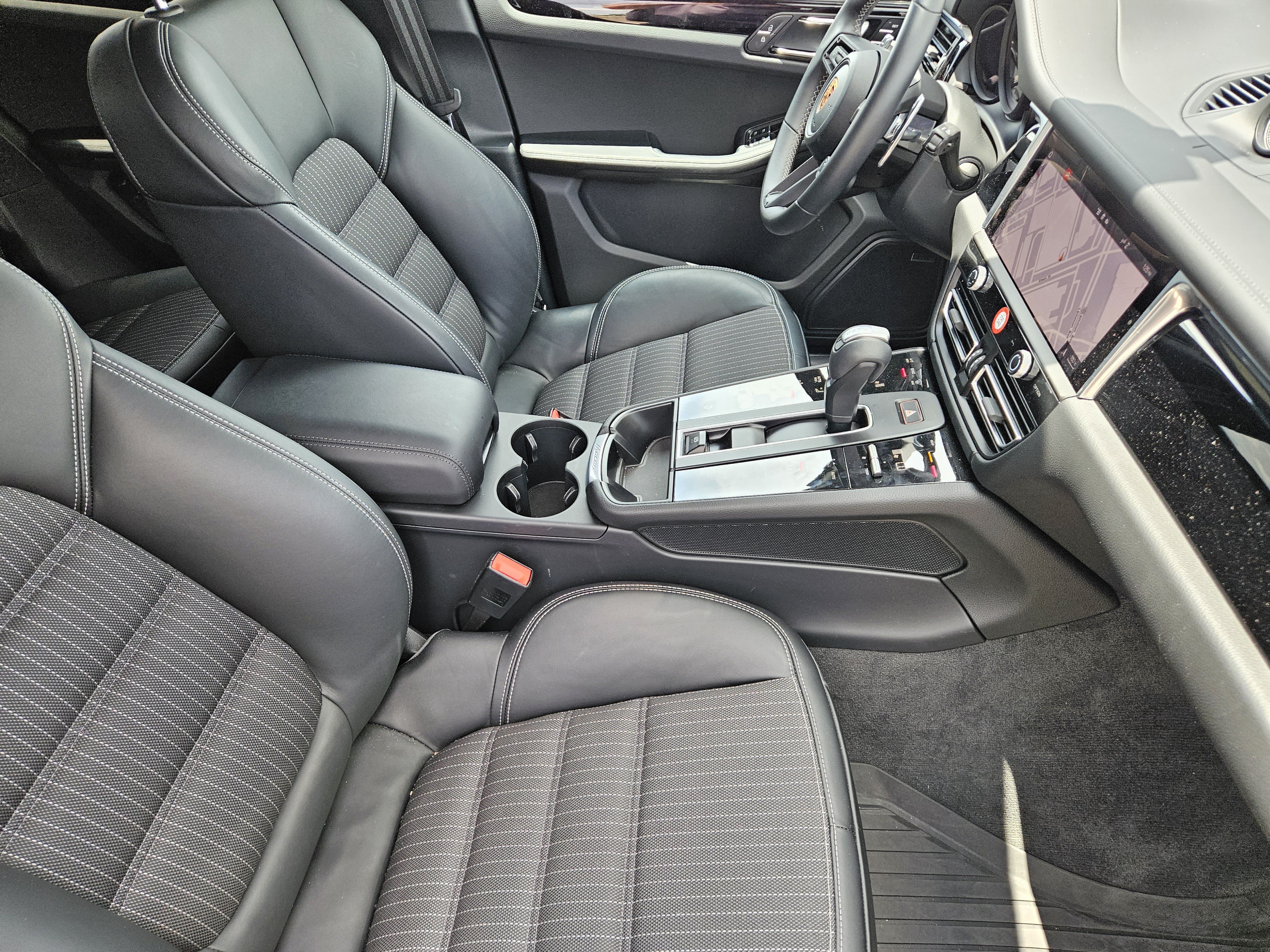 Certified 2026 Porsche Macan Turbo AWD/4WD image 15