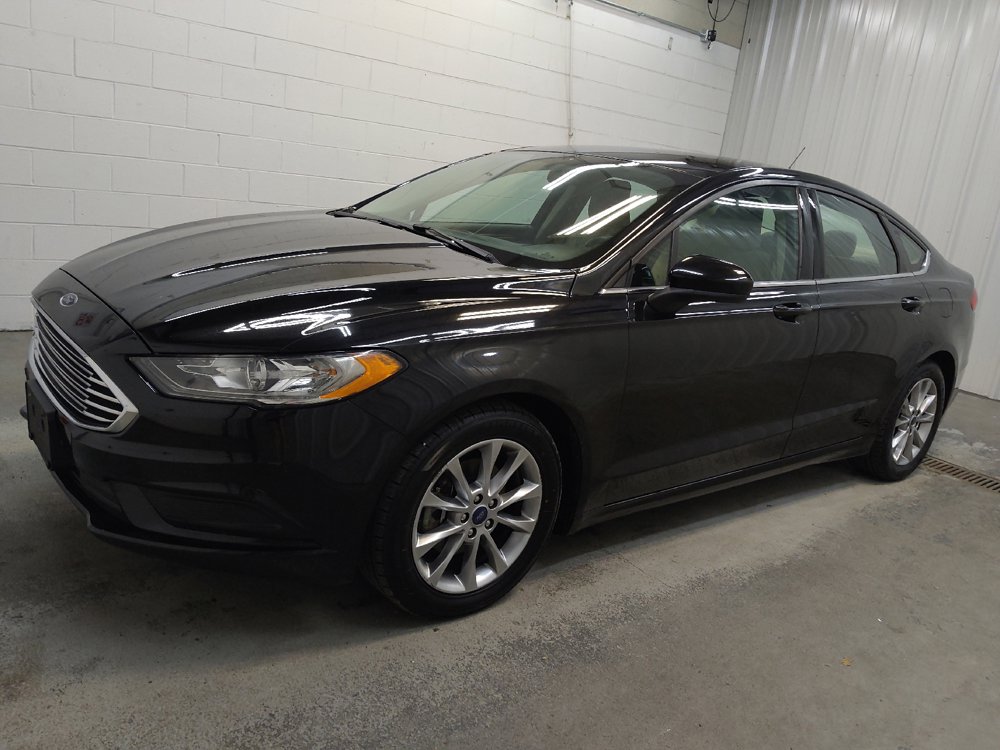 Used 2017 Ford Fusion SE w/ Fusion SE Technology Package FWD image 2