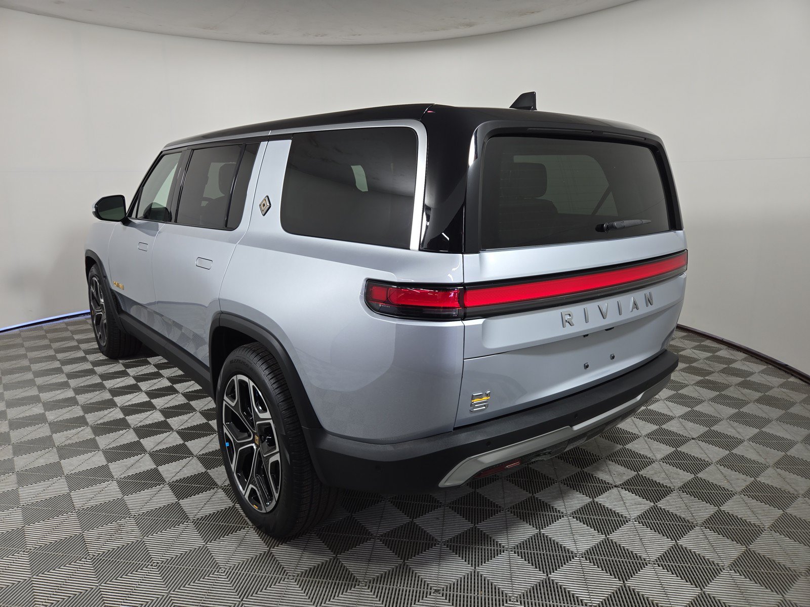 Used 2024 Rivian R1S Adventure AWD/4WD image 3