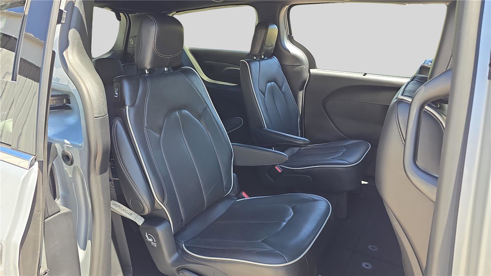 Used 2026 Chrysler Pacifica Limited FWD image 17