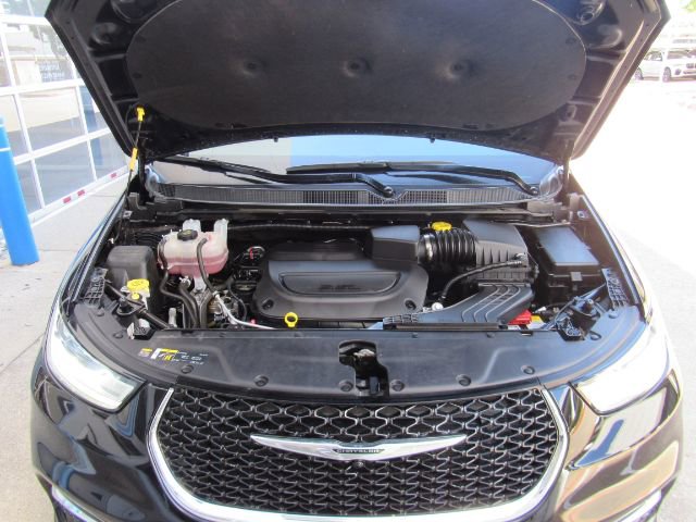 Used 2025 Chrysler Pacifica Select image 57