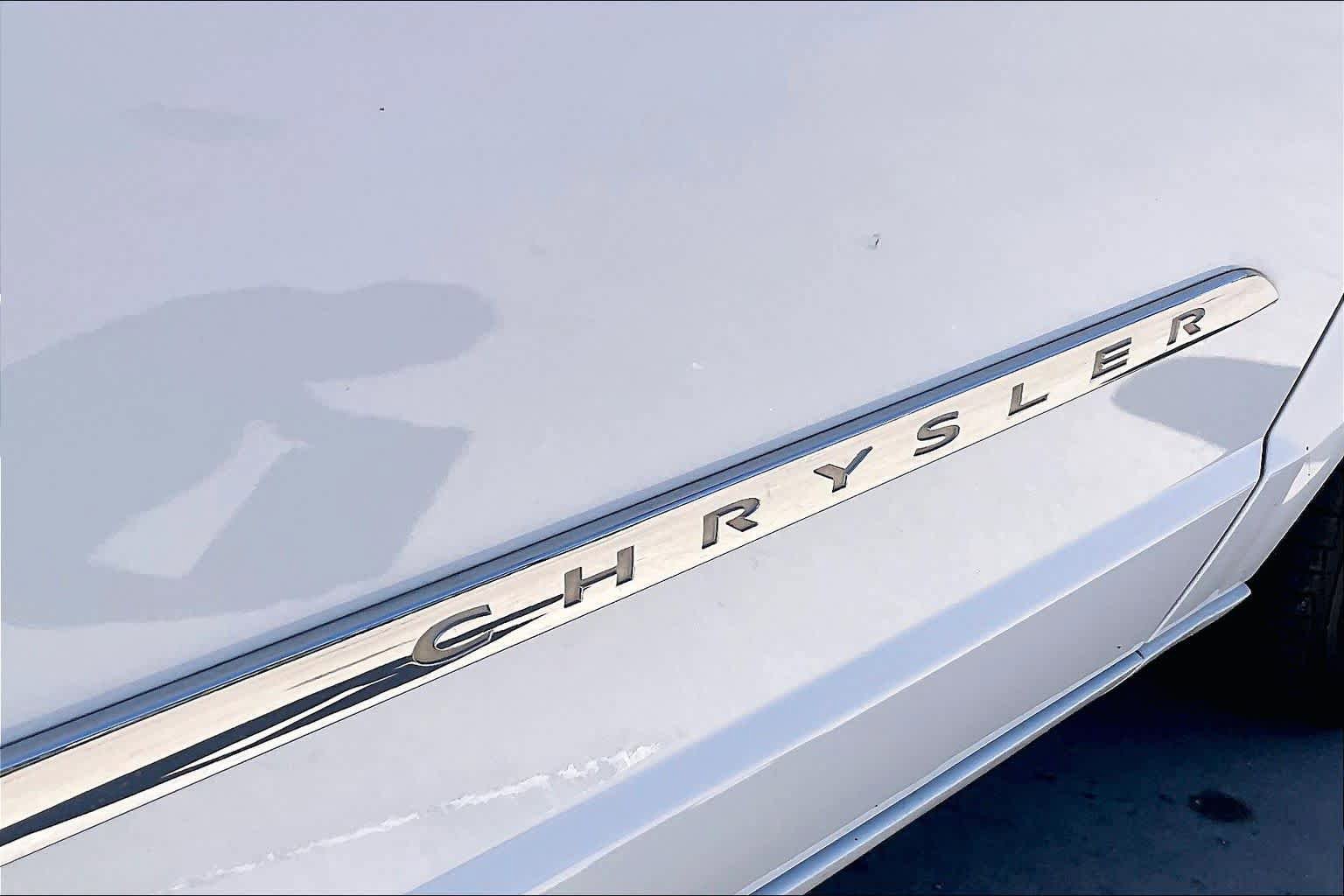 Used 2016 Chrysler Town & Country Touring FWD image 10