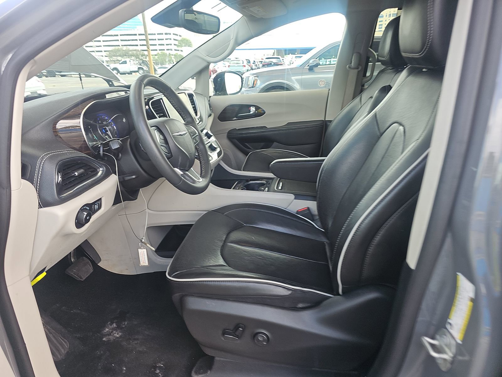 Used 2023 Chrysler Pacifica Limited FWD image 11