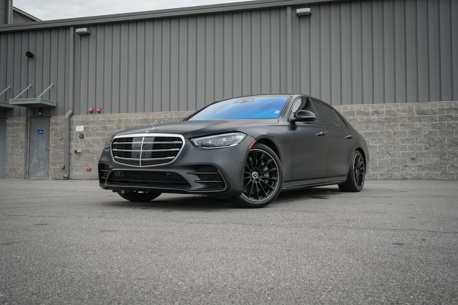 Used 2023 Mercedes-Benz S 580e 4MATIC Sedan w/ AMG Line image 1