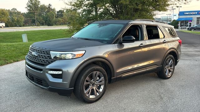 Used 2023 Ford Explorer XLT w/ Equipment Group 202A AWD/4WD image 2