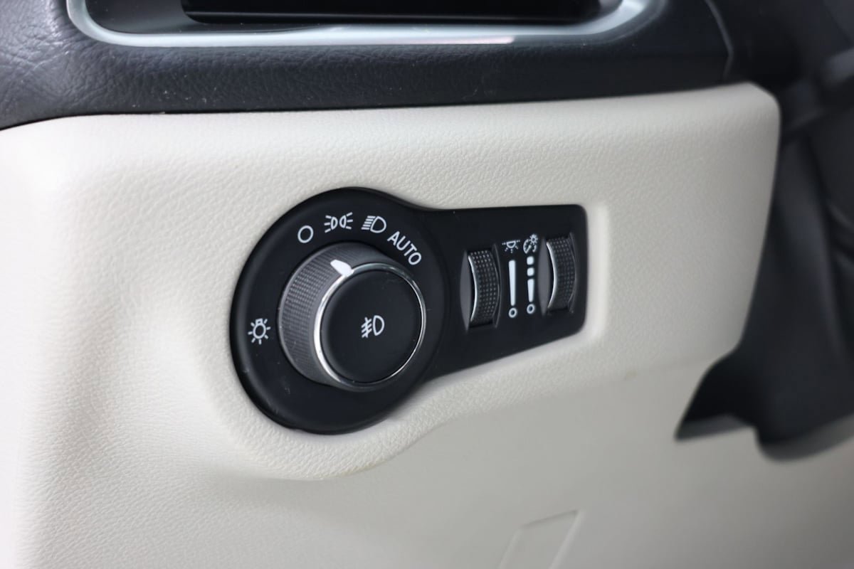 Used 2024 Chrysler Pacifica Limited FWD image 25