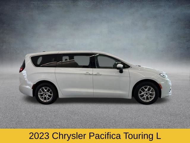 Used 2023 Chrysler Pacifica Touring-L FWD image 3