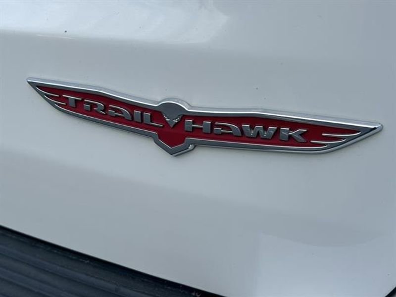 Used 2017 Jeep Grand Cherokee Trailhawk w/ Trailhawk Luxury Group AWD/4WD image 8